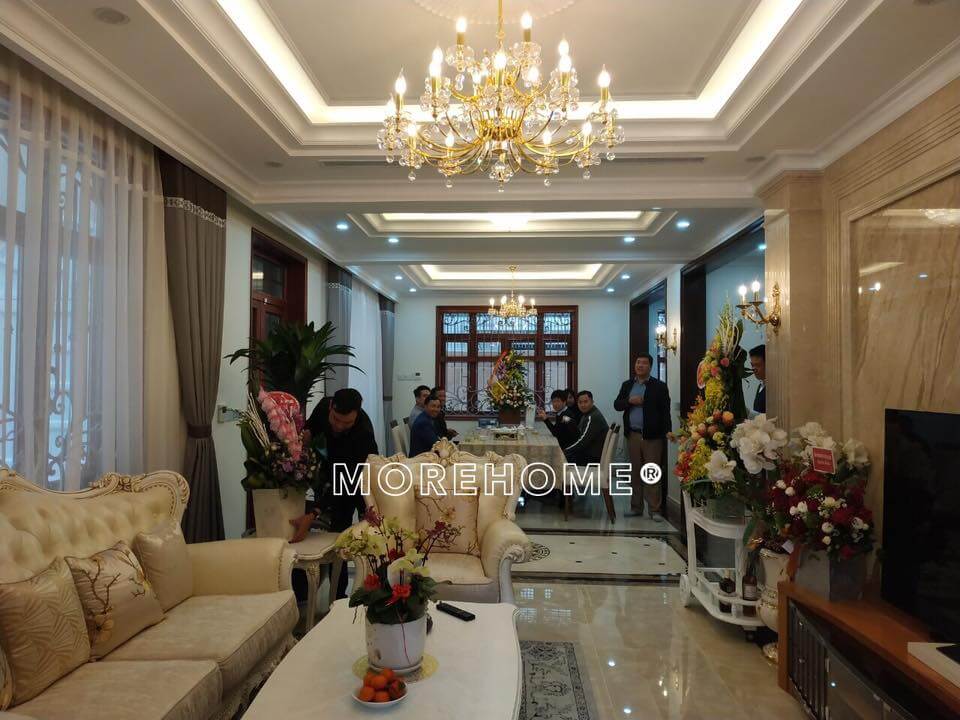Không gian phòng khách tân cổ điển được bày trí bộ sofa da, đèn chùm, kệ trang trí cao cấp,... Đón xem các mẫu thiết kế phòng khách ưa chuộng nhất hiện nay